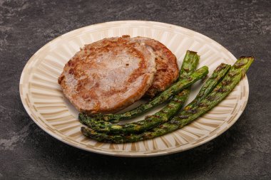 Ton balıklı ızgara biftek ve yeşil kuşkonmaz.