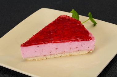 Yumuşak ahududu cheesecake plaka nane servis