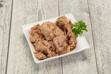 Kasede ton balığı konservesi fesleğen yaprağı var.