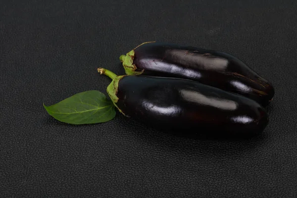 Peu Aubergines Mûres Savoureuses Sur Fond Bois — Photo