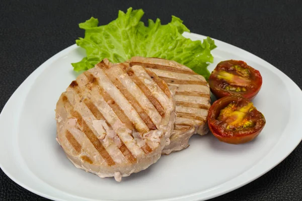 Thunfischsteak Vom Grill Mit Kumato Und Salat — Stockfoto