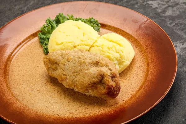 Patates püresiyle doğranmış etten çıtır tavuk pirzolası.