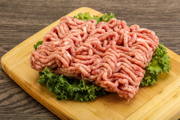 生の豚ひき肉を船上で調理する — ストック写真