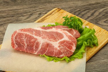 Izgara için çiğ domuz eti boyunlu biftek.