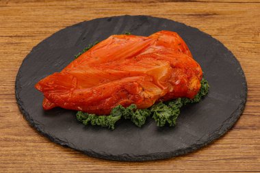 Baharatlı ve otlu füme tavuk göğsü.