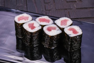 Asya mutfağı - çiğ ton balıklı rulo