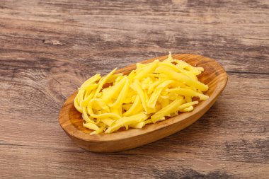 Yemek pişirmek için kasede dilimlenmiş sarı peynir.