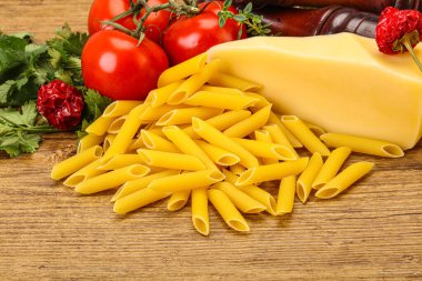 Pişirmek için sebzeli çiğ makarna.