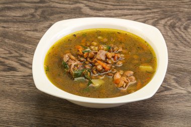 Geleneksel tavuk ve sebzeli mercimek çorbası.