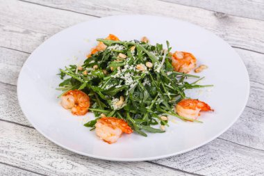 Karidesli roket salatası, parmesan peyniri ve sedir fıstığı.