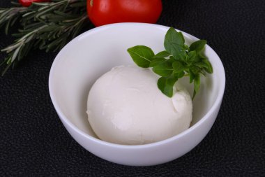 İtalyan Mozzarella peynir topu fesleğen ve domates servis etti.