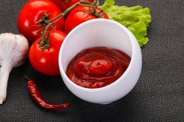 Domates ketçap sosu biber ve sarımsak servis edildi.