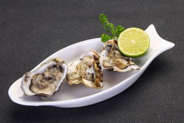 Limonlu ve maydanozlu taze istiridye.