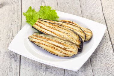 Kavanozda kızarmış patlıcan.