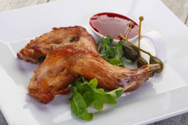 Dut soslu kızarmış tavşan bacağı.