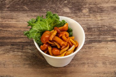 Terbiye edilmiş mantar. Kasede küçük bal aromalı.