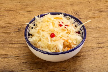 Lezzetli lahana turşusu ve yaban mersini kasesi