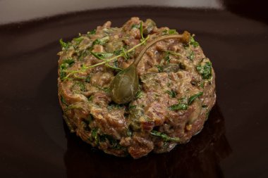 Kaparili çiğ tartar atıştırmalığı.