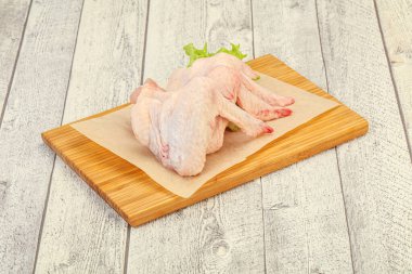 Çiğ tavuk kanatları pişmeye hazır.