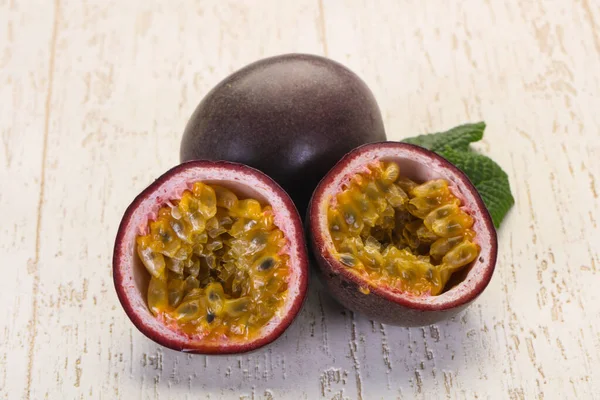 Tropical Fresh Ripe Passion Fruit — Stock Photo, Image