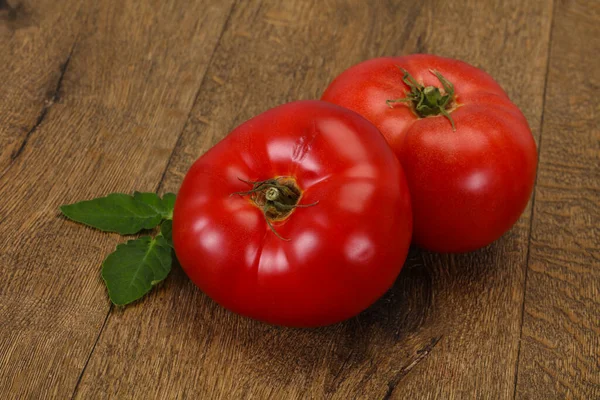 Kypsä Punainen Tomaatti Puinen Tausta — kuvapankkivalokuva