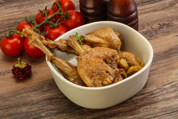 Tatlı ve baharatlı soslu tavşan yahnisi.