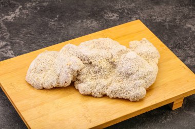 Kızartma için çiğ domuz eti şnitzel.