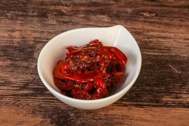 Zeytinyağı ve bitkilerle kurutulmuş domates.