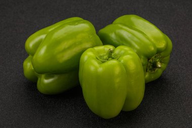 Yeşil tatlı dolmalık biber yığını 