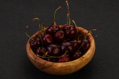 Sepette olgun kuş kirazı