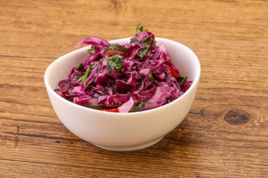 Bitki ve baharatlı kırmızı lahana turşusu