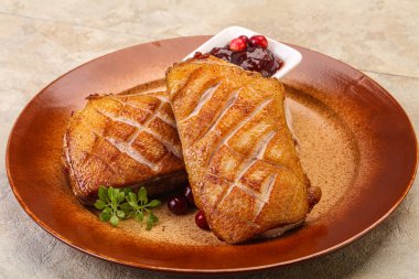 Kızarmış ördek göğsü ve çilek sosu. 