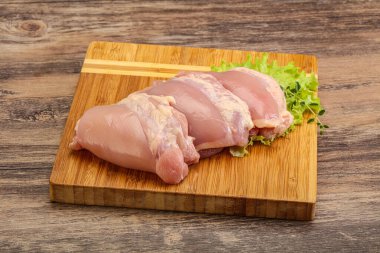 Pişirmek için çiğ tavuk kemiksiz ve derisiz bacak