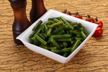 Taze fasulye kasede pişmeye hazır.