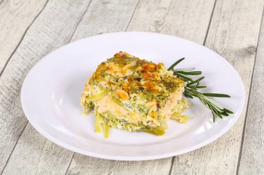 Somon ve brokolili güveç. Biberiye.