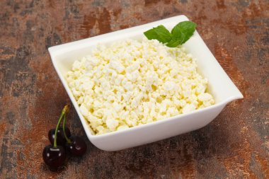 Taze kaymak tabaktaki taze kaymak. Naneli ve vişneli.