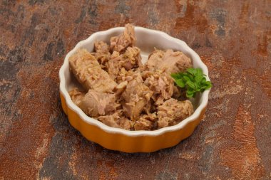 Kasede ton balığı konservesi fesleğen yaprağı var.