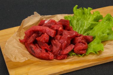 Çiğ et dilimlenmiş, pişirmeye hazır.