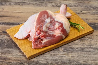 Çiğ ördek bacağı pişirmek için biberiye servis edilir.