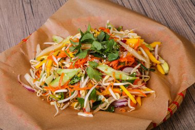 Mangolu Asya salatası, havuç ve lahana.