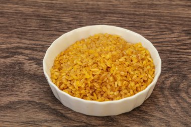 Vejetaryen mutfağı. Kasede pişirmek için kuru bulgur.