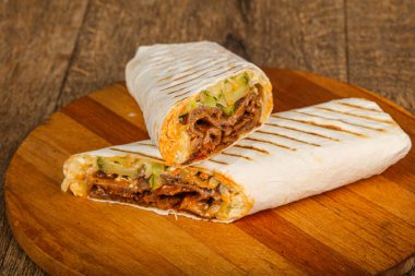 Et, sebze ve soslu ızgara Shawarma.