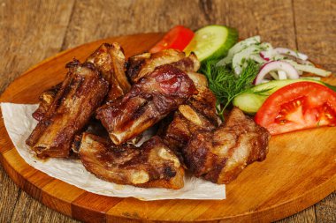 Izgara domuz pirzolası. Sebzeli ve soğanlı.