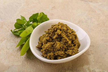 Fesleğen ve sedir fıstıklı yeşil sos sosu.