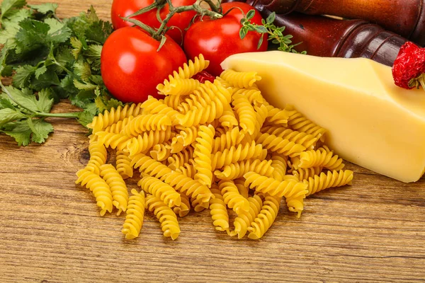 Massa Italiana Girandole Cru Para Cozinhar Legumes Servidos — Fotografia de Stock