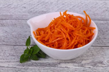 Kore cattot atıştırmalık salatası kasede fesleğen yaprağı servis edilir.