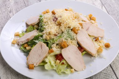 Tavuk göğsü ve parmesan peynirli Sezar salatası.