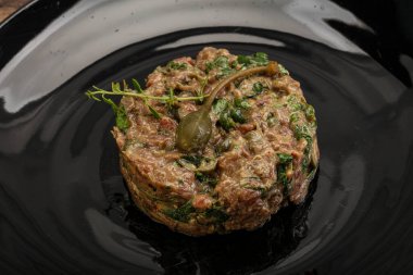 Kaparili çiğ tartar atıştırmalığı.