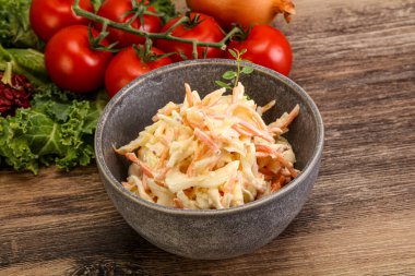 Lahana ve havuçlu vejetaryen lahana salatası.