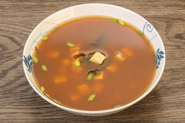 Japon geleneksel soya peynirli Miso çorbası.
